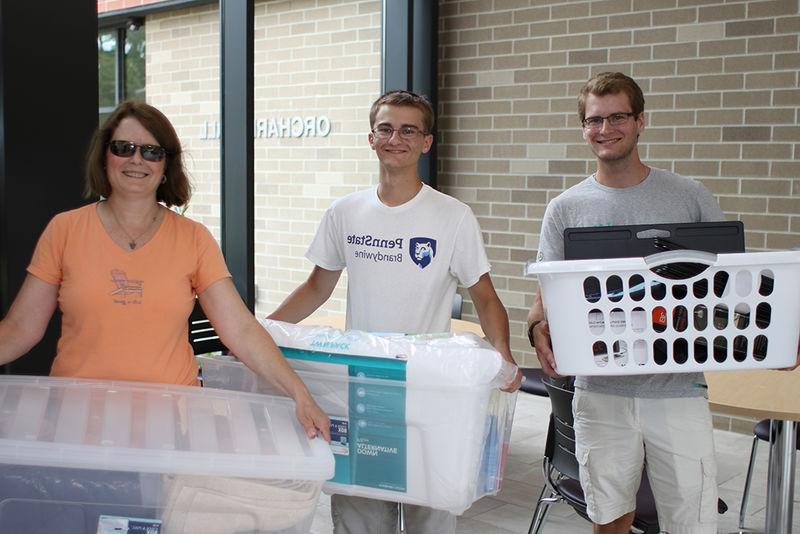 students and their mom moving into the dorm